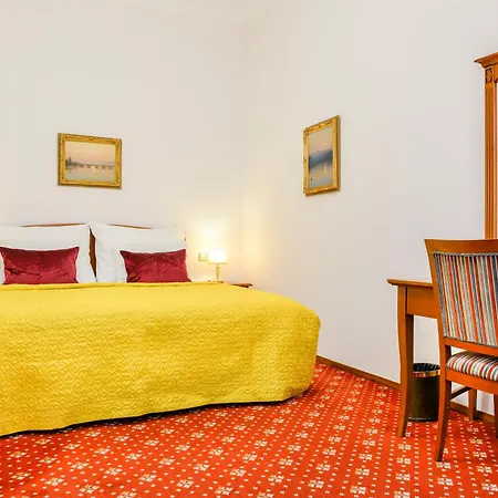 מלון Boutique Seven Days 4*