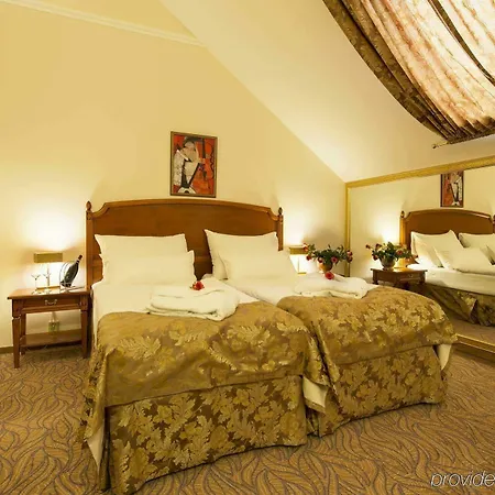 מלון Boutique Seven Days 4*
